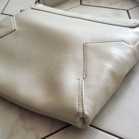 Matt & Nat Vegan Hobo Bag - Picture 5 of 14